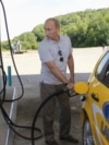 Владимир Путин на заправке, август 2010