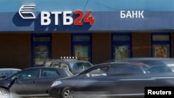 Russia -- Cars drive past an office of VTB bank in Moscow, 29Apr2013