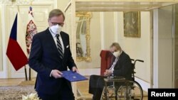 Урочиста церемонія призначення нового прем'єра проходила не за класичних обставин – президент Земан сидів у спеціальному скляному боксі, аби не заразити вірусом усіх присутніх