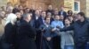Пратеникот Игор Ивановски од СДСМ поддржан од неговите колеги од опозицијата, дава изјава за медиумите пред Собранието.