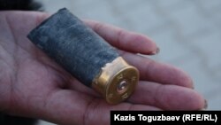Стреляная гильза от гладкоствольного ружья. Город Жанаозен Мангистауской области, 19 декабря 2011 года