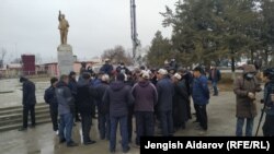 Тажикстанда кармалган жакындарын бошотууну талап кылып келген жарандар. Баткен шаары. 22-февраль, 2021-жыл. 
