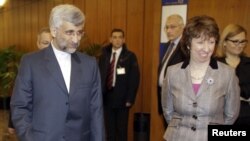 Ирандын өкүлү Саид Жалили менен Евросоюздун тышкы саясий мекемесинин башчысы Кэтрин Эштон Женевада сүйлөшүүлөр башталаар алдында, 6-декабрь, 2010