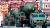 Російські балістичні ракети РС-24 «Ярс», здатні нести міжконтинентальні балістичні ракети з ядерним зарядом, пыд час військового параду у Москві. Росія