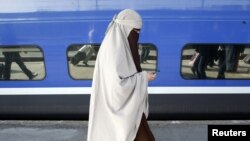 Fransada burqalı qadın
