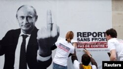 Poster Reporteri fără frontiere care-l înfățișează pe președintele rus marcînd Ziua mondială a libertății presei, atelierul Brâncuși, Paris 3 mai 2013.