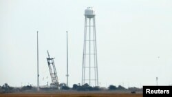 O vedere a sistemului de lansare a sateliților de la Wallops Flight Facility în Virginia
