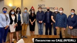 Джесика Ким (в средата с черната рокля) се срещна с целия екип на Антикорупционния фонд в четвъртък