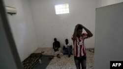 Pritvorenici u ćeliji u bivšem policijskom štabu u libijskom gradu Zavija, 26. august 2011.