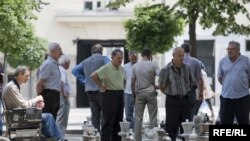 Penzioneri igraju šah u Banjaluci, juni 2010, foto: Boris Miljević. 