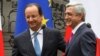 Președinții François Hollande și Serj Sarkisian la o ceremonie publică într-un parc la Erevan