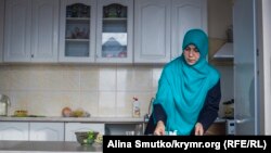 Алие Мамутова в своем доме в Бахчисарае, 2016 год 