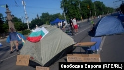 Блокираният от протестиращи Орлов мост в столицата