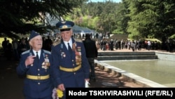 Праздник 9 мая в этом году отличался от предыдущих. Оркестр в Центральном тбилисском парке не стал исполнять песню «День Победы» и «Марш Славянки»
