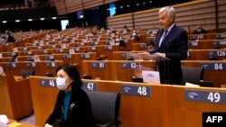 Еврокомисарите Вера Йоурова и Дидие Рейндерс пред почти празната зала в Европейския парламент
