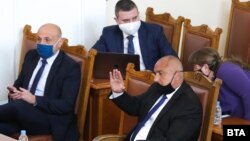 Премиерът Бойко Борисов поздравява депутатите от ГЕРБ по време на изслушване в Народното събрание за реакцията на правителството на кризата, причинена от епидемията от COVID-19