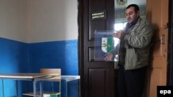 В обществе существует стойкое убеждение, что многие депутаты собираются баллотироваться вновь, весной 2017 года, но знают, что от партий их не выдвинут
