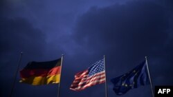 Steagurile german, american şi al UE în deschiderea conferinţei de la München
