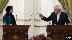 Iran -- EU foreign affairs chief Catherine Ashton (L) and Iranian Foreign Minister Mohammad Javad Zarif give a joint press conference following a meeting in Tehran, March 9, 2014