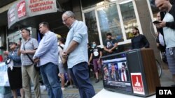 Протест и пред сградата на БНТ, защото се чува само "гледната точка на Пеевски", каза съпредседателят на "Демократична България" Христо Иванов
