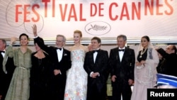 Președintele juriului Steven Spielberg (al treilea din stînga) împreună cu alți membri ai juriului la ceremonia de deschidere a festivalului. Al treilea din dreapta e Cristian Mungiu. Cannes, 15 mai 2013.