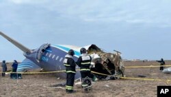Казахстанские спасатели на месте крушения самолета авиакомпании Azerbaijan Airliner 