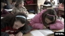 Djeca u školama, zavisno od toga po kojem školskom programu pohađaju nastavu, uče srpski, hrvatski ili bosanski jezik.