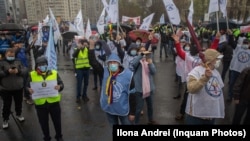 Sindicatele din sistemul bugetar sunt nemulțumite de modul de plată actual. Imagine de miercuri, 14 aprilie, de la un protest organizat în Piața Victoriei.