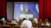 Руснаци гледат речта на президента си Владимир Путин.