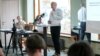 На канфэрэнцыі ў Вільні выступае Павел Сапелка.