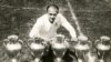 Alfredo di Stefano pozînd în 1960 cu cinci trofee cîștigate de Real Madrid 