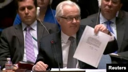 Vitali Ciurkin, ambasadorul rus la ONU arată în Consiliuld e Securitate scrisoarea prin care V. Ianukovici a cerut ajutorul militar al Rusiei