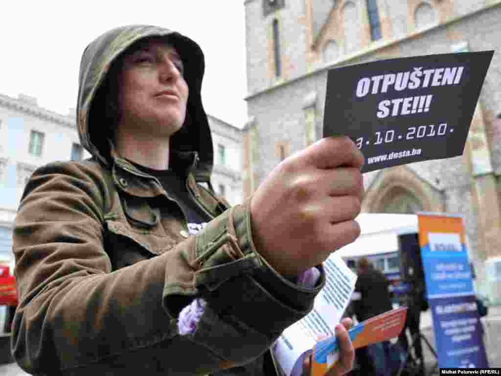 Pokret “Dosta!” na trgu ispred sarajevske Katedrale, započeo je kampanju “Otpušteni ste!”. Kako navode iz ovog pokreta cilj kampanje je informiranje građana o neradu i kriminalu vladajućih političkih partija te motiviranje mladih da u što većem broju izađu na izbore i uzmu stvari u svoje ruke, 14.09.2010. Foto: Midhat Poturović