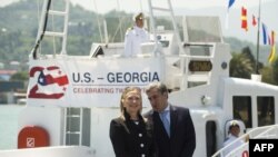 Secretarul de stat Hillary Clinton şi premierul Nika Gilauri la Batumi, 5 iunie 2012.