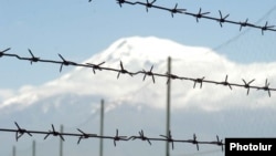 Türkiyə və Ermənistan sərhədi. Arxada görünən Ağrı dağıdır