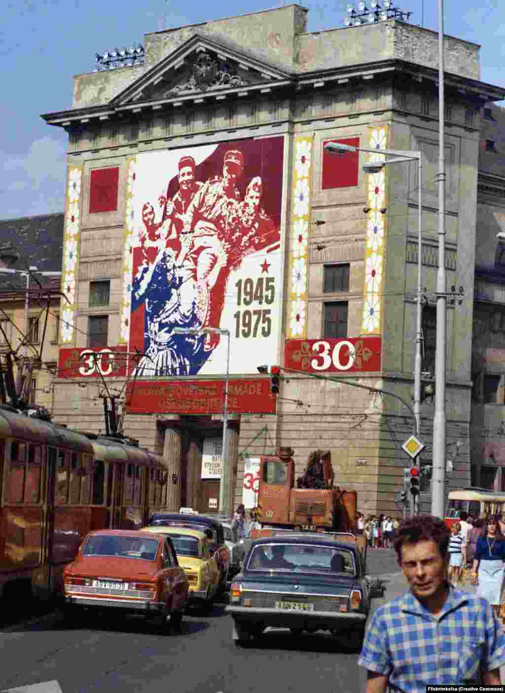 Баннер на фотографии 1975 года на театре Hybernia. Он посвящен 30-летию со дня &nbsp;вхождения советских войск в Прагу во время Второй мировой войны