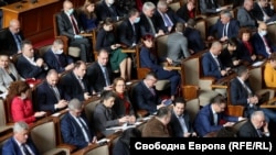 Депутатите в парламента по време на дебата по закона за извънредното положение